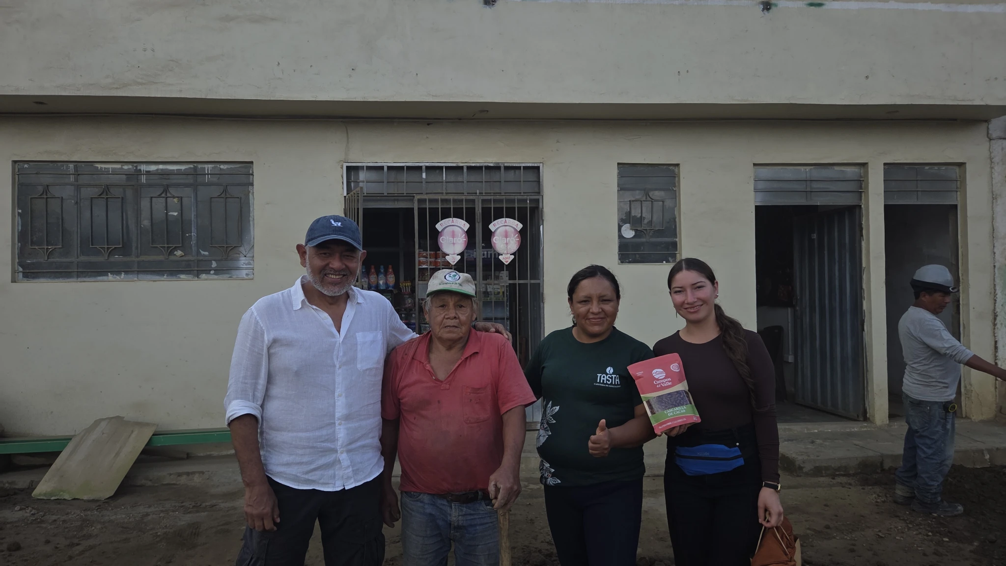 Francisco Arica Cruz, un productor, Dina Torres y Lized Huamán Ramírez durante una visita vinculada con la producción de cacao