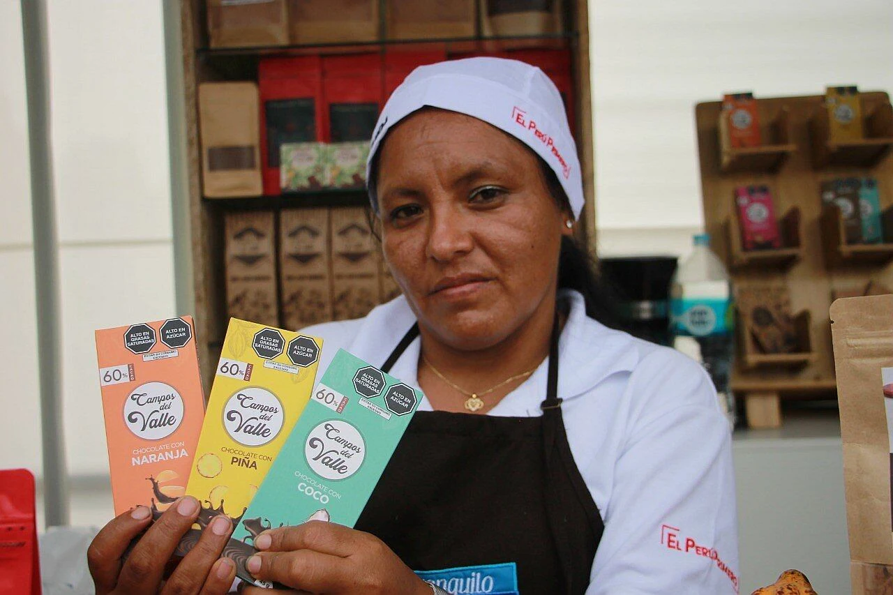 Dina Torres mostrando productos elaborados con cacao