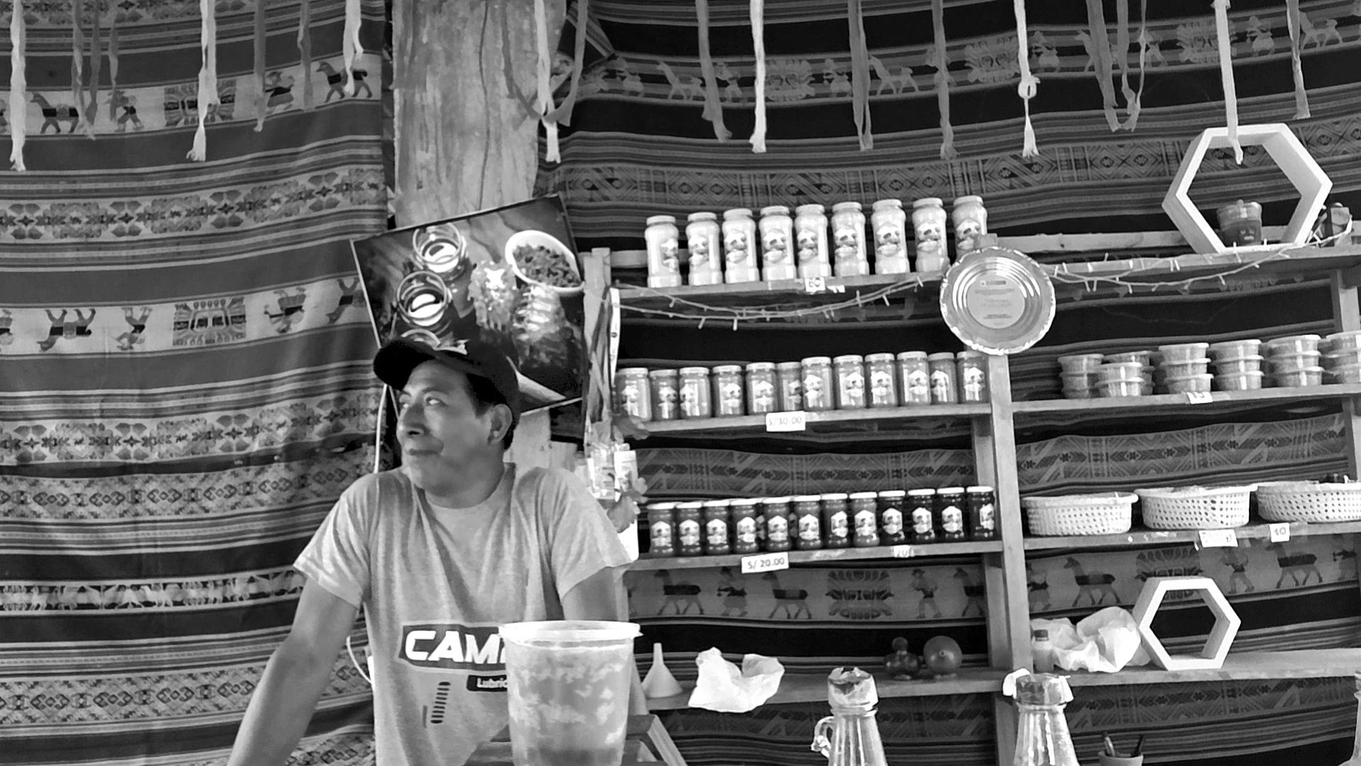 Fortunato Melgar Rojas dentro de su espacio de productos de miel