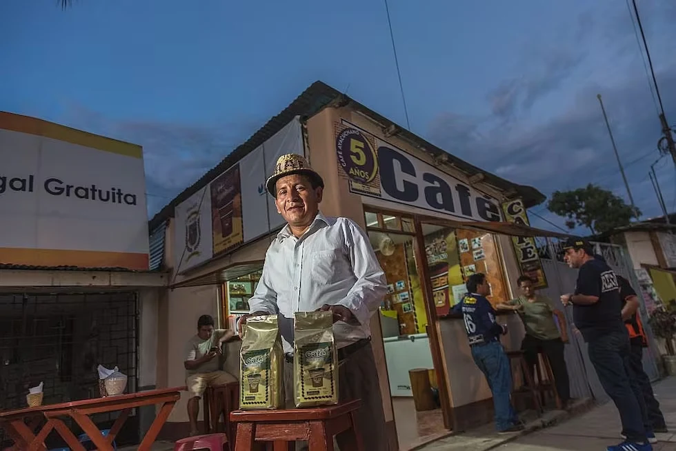 Pedro Ñahui Atao frente a un espacio de Café Ayacuchano