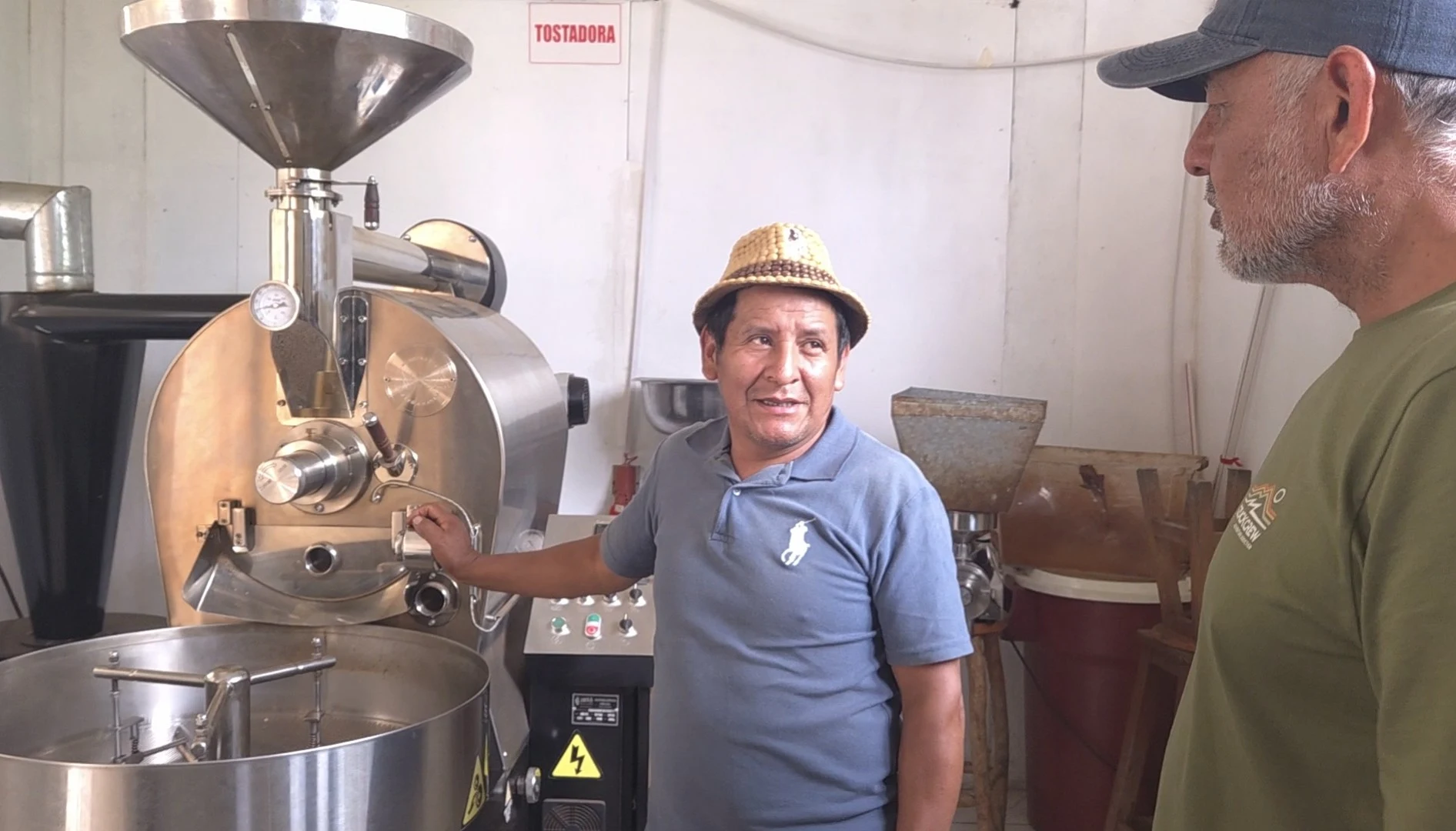 Pedro Ñahui Atao junto a una tostadora de café